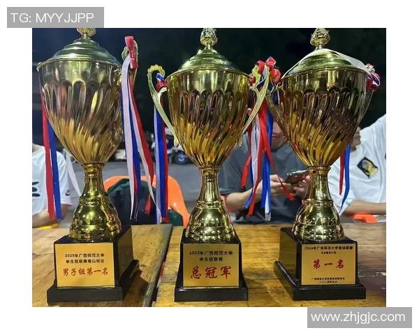 夏日炎炎男孩们在篮球场上挥洒汗水与青春的热血时光